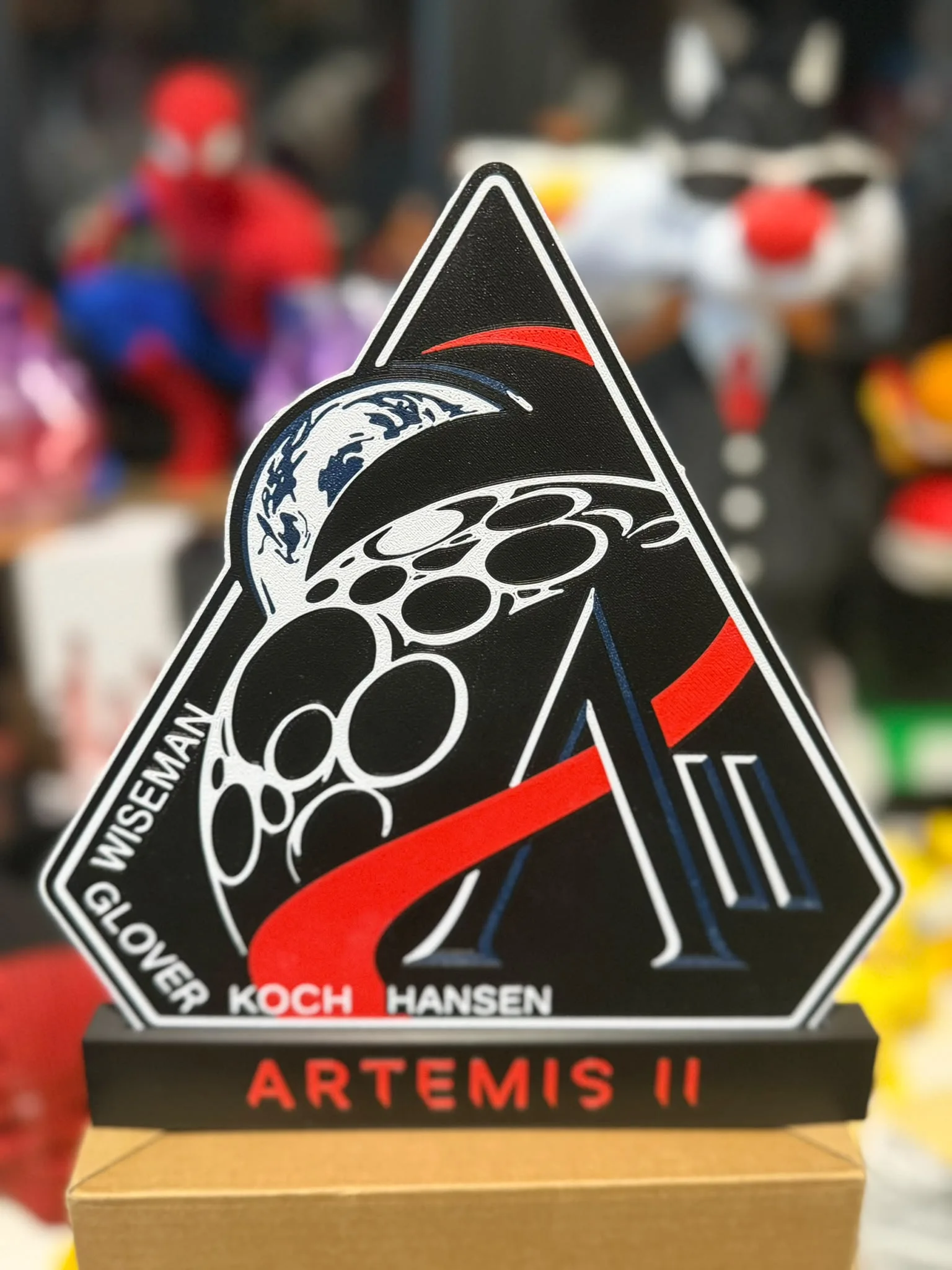 Logo NASA Artemis II con Base da Esposizione